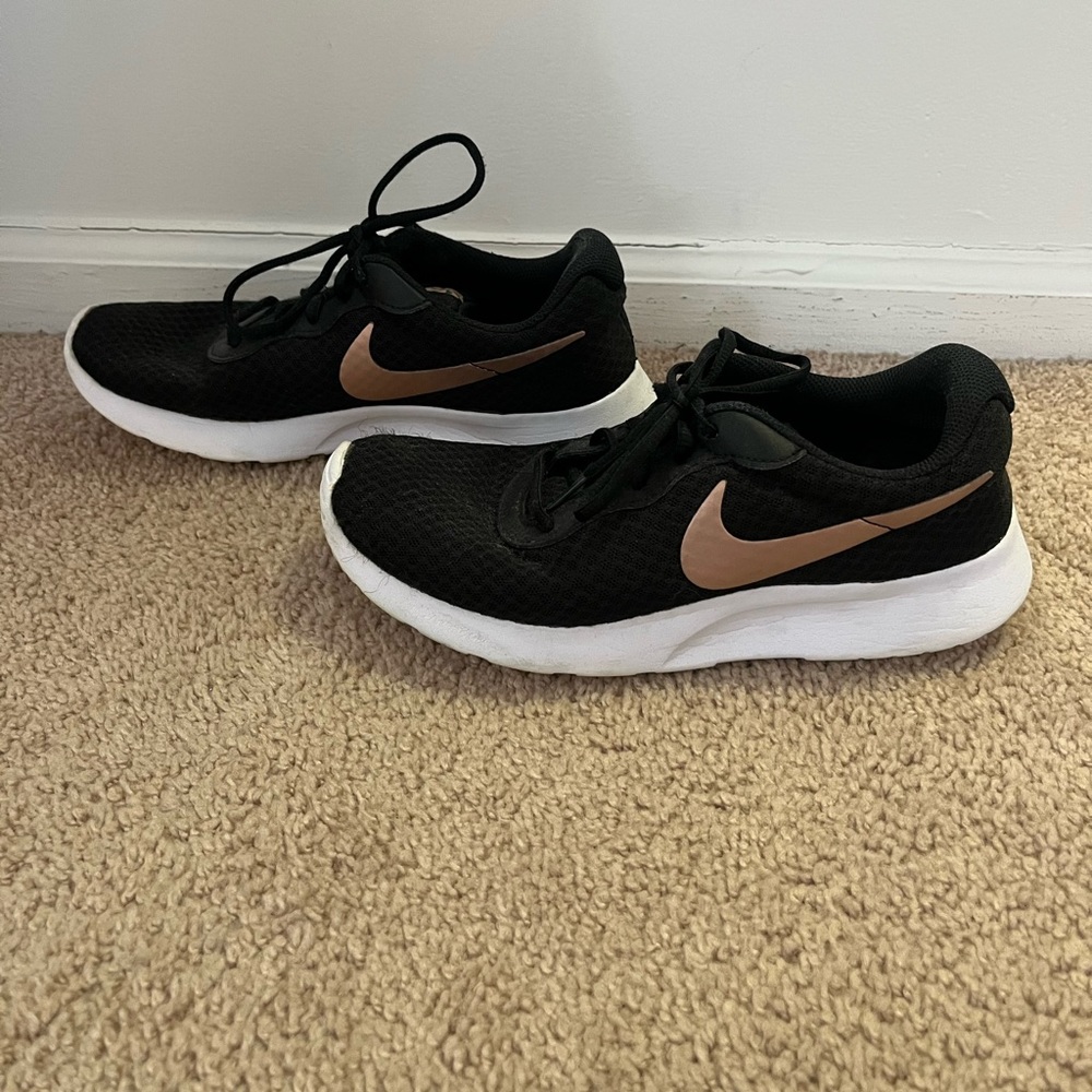 Women Nike Tanjun Sneaker
